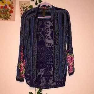 Cute top with embroidered flowers